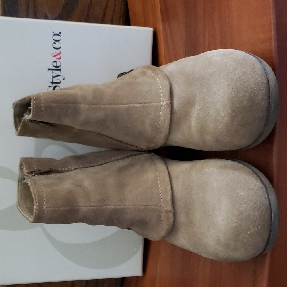 Boots - Picture 3 of 7